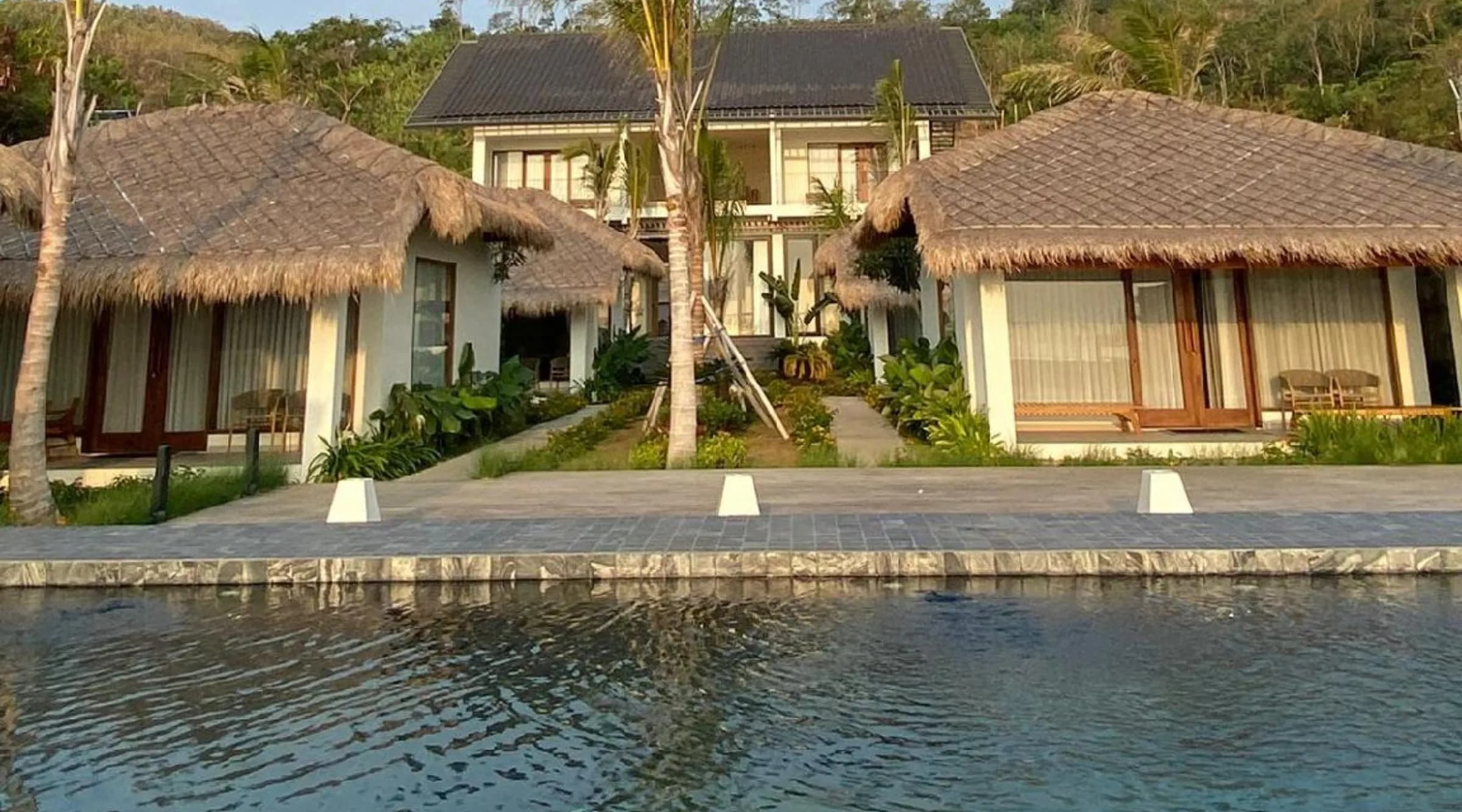 D'Amara Resort & Villa seen across the pool